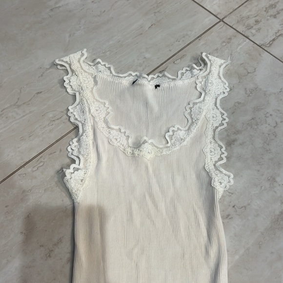 Rosemunde cream tank top fitted with Lace on the bottom - Picture 2 of 4